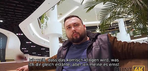 HUNT4K. Belle mit roten Haaren von Fremden in Toilette vor BF gefickt